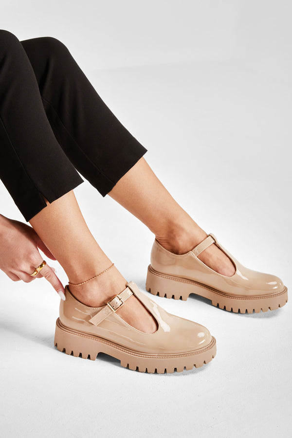 Mokassin-Sandale aus Lackleder